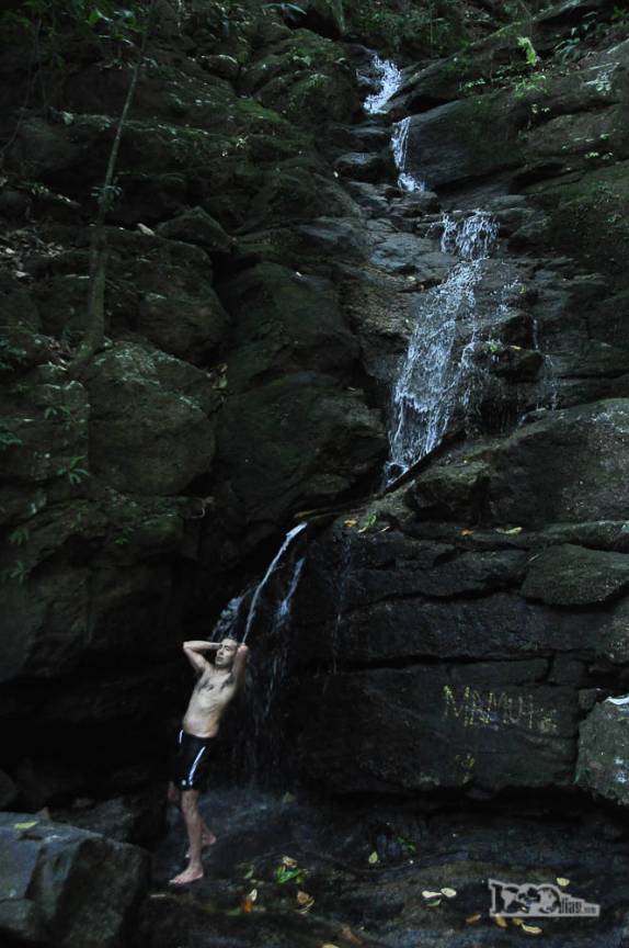 Banho merecido numa pequena cachoeira na Trilha da Pedra da Gavea, no Parque Nacional da Tijuca, no Rio de Janeiro